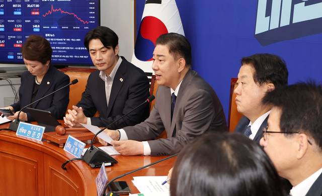 김병기(가운데) 더불어민주당  대표 직무대행 겸 원내대표가 16일 국회에서 열린 최고위원회의에서 발언하고 있다. [연합뉴스]