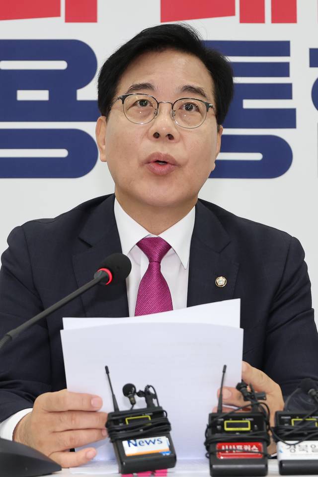 송언석 국민의힘 비상대책위원장 겸 원내대표가 16일 국회 본청에서 기자간담회를 열어 강선우 여성가족부 장관 후보자의 사퇴를 요구하는 등 인사청문회 관련 입장을 밝히고 있다.<연합뉴스 사진>