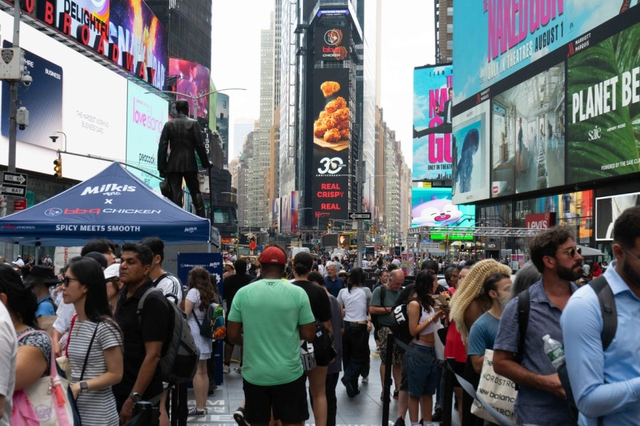 BBQ 광고가 지난 14일(현지시간) 뉴욕 타임스스퀘어 전광판을 통해 노출되고 있다. BBQ 제공.