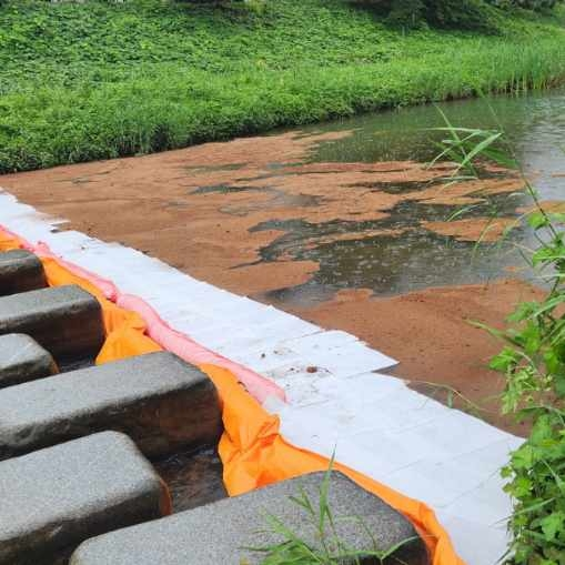 탄동천으로 유출된 항공유. 대전 유성구=연합뉴스