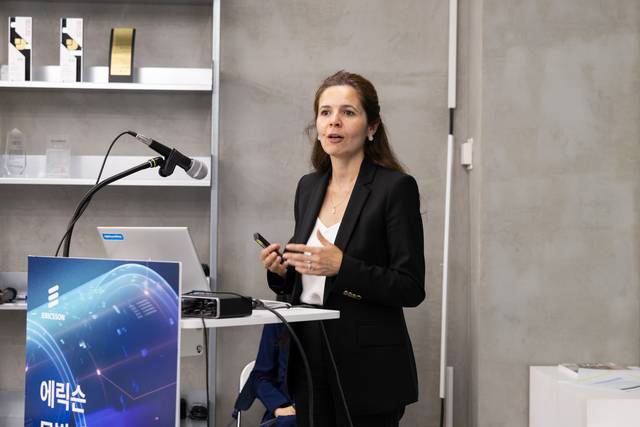시벨 톰바즈 에릭슨코리아 최고경영자(CEO)가 16일 서울 중구 HSBC빌딩에서 열린 간담회에서 발표하고 있다. 에릭슨 제공