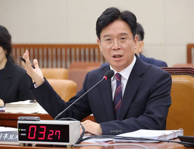 김영훈 고용노동부 장관 후보자가 16일 국회 환경노동위원회에서 열린 인사청문회에서 의원 질의에 답변하고 있다. [연합뉴스]