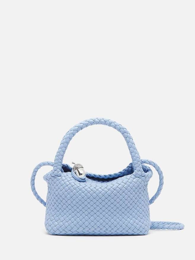 구조적인 구 형태의 실루엣에 메탈릭 스피어 장식의 플랩 잠금 장치로 포인트를 준 아이스 컬러 토스카 백.