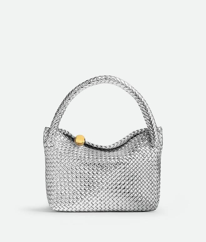 인트레치오 기법으로 완성한 실버 컬러 토스카 백.