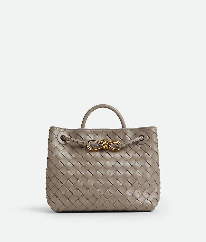 하우스의 장인 정신을 고스란히 느낄 수 있는 인트레치아토 기법으로 완성한 라임스톤 컬러 안디아모 백.