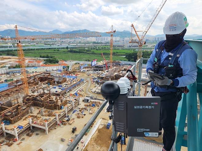 포스코이앤씨 직원이 케이웨더의 IoT 기반 AI 건설기상정보시스템을 조작하고 있다