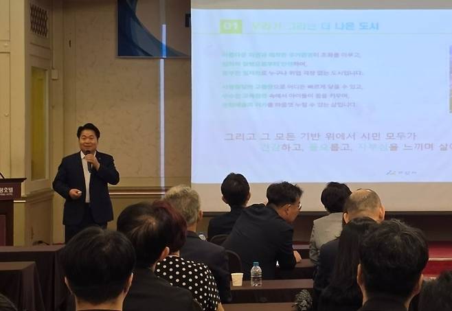 오세현 아산 시장은 15일 호서대 '2025 글로벌 혁신리더 비전 스쿨(GIVE)' 과정에 참석해 '50만 자족도시, 기업이 주인공입니다'란 주제로 특별강연했다.