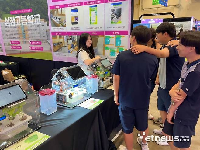 부산시교육청 부스에서는 각 학교 학생들이 직접 부스를 운영하고 관람객이 되기도 했다.