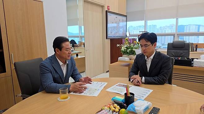 신영재 홍천군수(사진 왼쪽)가 16일 세종 청사를 방문, 김민재 행안부 차관과 면담을 진행하고 있다. 홍천군 제공