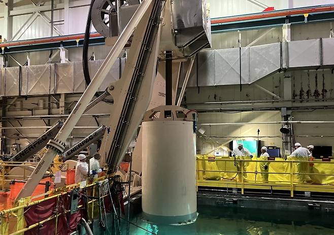 현대건설이 홀텍(Holtec)사와 함께 인디안포인트 원전해체를 위해 사용후핵연료 저장용기를 특수 인양 시스템을 활용해 이송하는 모습. 현대건설 제공