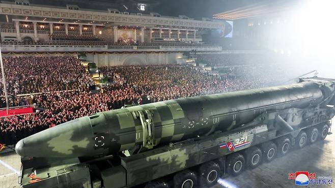 북한이 '전승절'(6··25전쟁 정전협정기념일) 70주년인 지난 2023년 7월 27일 저녁 평양 김일성광장에서 열병식을 개최했다고 조선중앙통신이 보도했다. 사진은 전승절 70주년 열병식에 등장한 대륙간탄도미사일(ICBM) '화성-17형'. 조선중앙통신 캡처