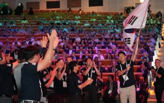 지난 14~16일 스웨덴 스톡홀름에서 열린 '2025년 세계신협 컨퍼런스'에서 한국신협 대표단이 태극기를 흔들며 입장하고 있다. 신협중앙회 제공