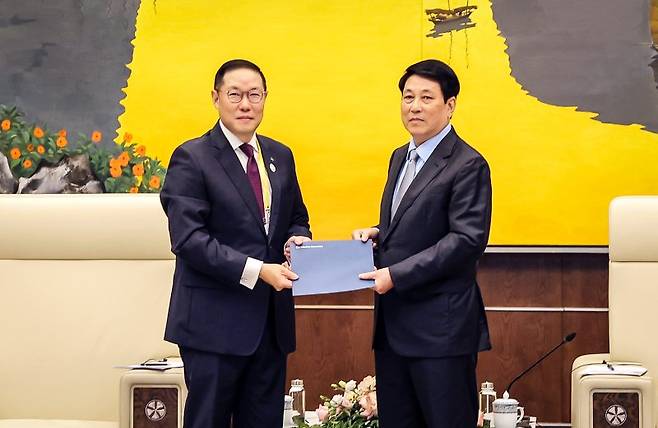 조현상 HS효성 부회장(왼쪽)이 15일(현지시간) 베트남 하이퐁에서 르엉끄엉 베트남 국가주석을 만나 아시아태평양경제협력체(APEC) 공식 초청장을 전달하고 있다. HS효성 제공