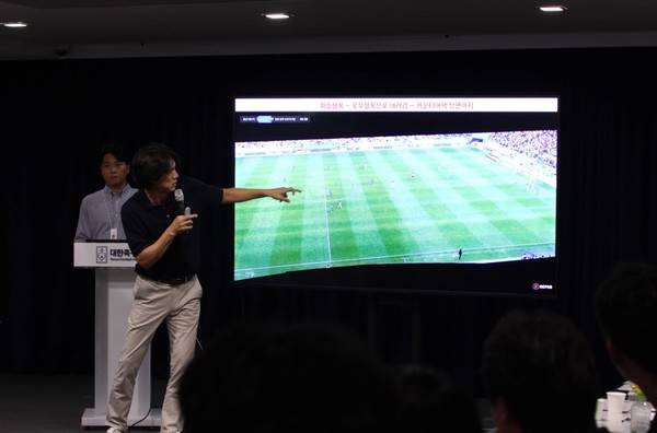 지난해 8월 한국축구기술철학(MIK) 워크숍에 참석한 홍명보 남자 축구대표팀 감독. 대한축구협회 제공