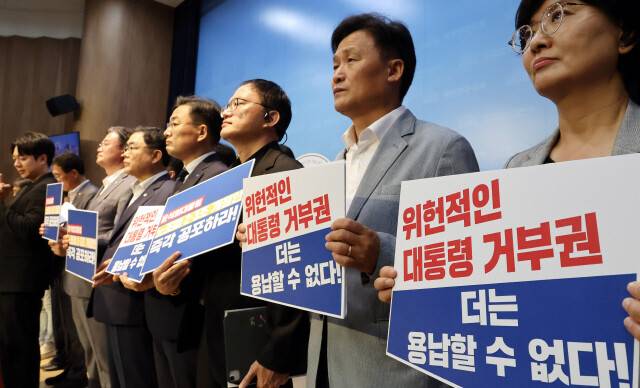 노란봉투법 공포를 촉구하는 더불어민주당,조국혁신당,진보당,새로운미래,기본소득당,사회민주당 국회의원들이 지난해 8월12일 오전 서울 여의도 국회 소통관에서 ‘노란봉투법(노조법 2·3조 개정안)\' 즉각 공포를 촉구하는 기자회견을 하고 있다. 김경호 선임기자 jijae@hani.co.kr