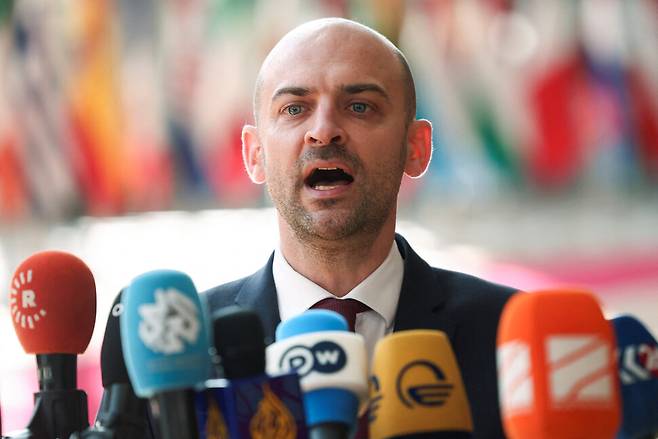 장 노엘 바로 프랑스 외무장관이 15일(현지시각) 벨기에 브뤼셀에서 열리는 유럽연합 외무장관들 회의에 팡서 기자회견을 하고 있다. 브뤼셀/로이터 연합뉴스