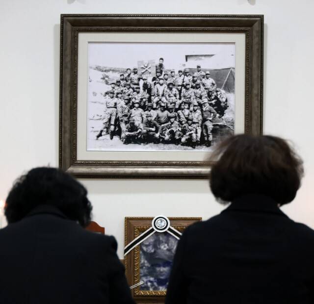 실미도 공작원 추모 행사가 열린 2024년 3월10일 오전 경기 고양시 육군 8350부대 봉안소 제례실에서 유가족들이 고인들의 넋을 위로하며 제사를 지내고 있다. 김혜윤 기자 unique@hani.co.kr