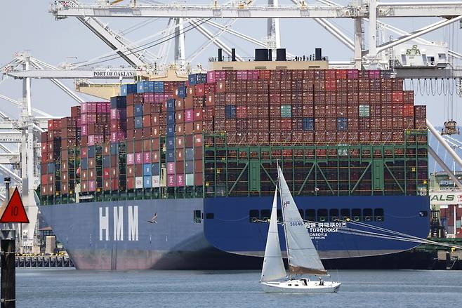 미국 캘리포니아 오클랜드 항구를 지나고 있는 무역선. EPA연합뉴스