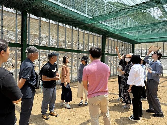 지난 10일 시민단체 활동가들이 전남 구례군에 지어진 ‘구례군 사육곰 보호시설’ 간이 방사장 등을 둘러보고 있다. 김지숙 기자