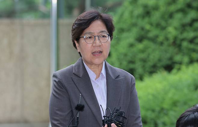 정은경 보건복지부 장관 후보자가 지난달 30일 서울 중구 남대문로에 마련된 인사청문회 준비 사무실로 출근하며 취재진 질문에 답하고 있다. 연합뉴스