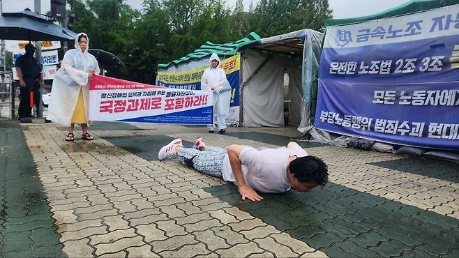 신석철 한국정신장애인연합회 대표가 16일 오후 서울 여의도 국회 앞에서 오체투지를 하고 있다. 장종우 기자