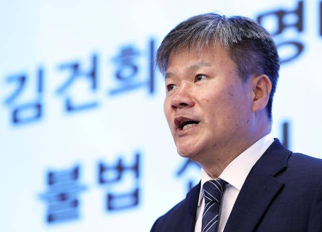 김건희 여사와 관련한 각종 의혹 사건을 수사하는 민중기 특별검사팀의 문홍주 특검보가 9일 서울 종로구 KT광화문빌딩에서 정례 브리핑을 하고 있다. 뉴스1