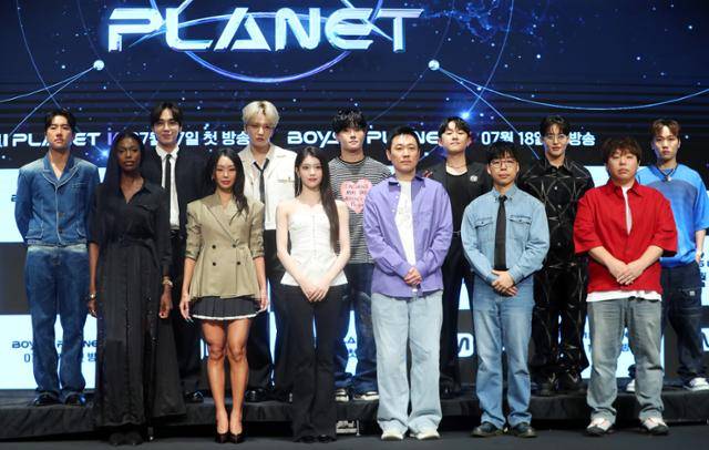 방송인 킹키(왼쪽부터), 카니, 이석훈, 효린, 김재중, 샤오팅, 제이릭, 김신영CP, 임한별, 정우영PD, 백구영, 고정경PD, 저스디스가 16일 오전 서울 구로구 더세인트에서 열린 Mnet '보이즈2플래닛' 제작발표회에서 포즈를 취하고 있다. 뉴시스