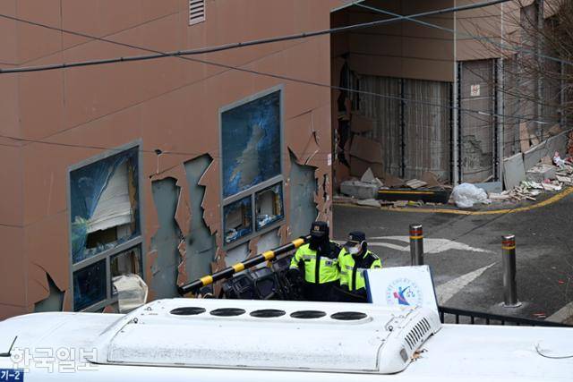 1월 19일 윤석열 전 대통령에 대한 구속영장 발부 소식에 격분한 지지자들이 난입해 서울 마포구 서부지법 외벽과 유리창이 파손돼 있다. 박시몬 기자