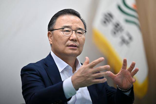 류경기 서울 중랑구청장이 10일 중랑구청 집무실에서 한국일보와 인터뷰하고 있다. 정다빈 기자