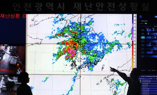 16일 오후 인천 남동구 인천시청 재난안전상황실에서 상황실 근무자들이 한반도를 덮은 비구름을 살피고 있다. 기상청은 이날 저녁부터 17일까지 경기 남부와 충남 일부 지역에 최대 200㎜ 이상, 서울 등에도 최대 150㎜의 많은 비가 내린다고 예보했다. 뉴시스