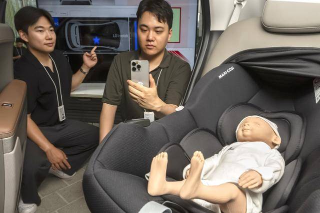 LG이노텍 직원이 15일 서울 강서구 LG이노텍 마곡 본사에서 차세대 디지털키 솔루션의 '아동감지(CPD)' 기능을 시연하고 있다. LG이노텍 제공