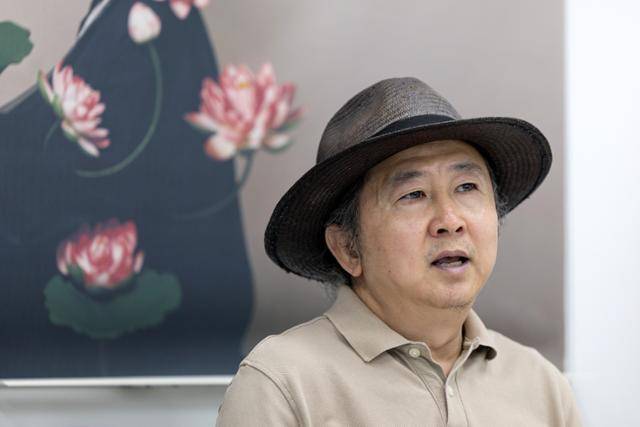 연극 '삼매경'의 배우 지춘성이 서울 중구 국립극단에서 기자들의 질문에 답하고 있다. 뉴스1