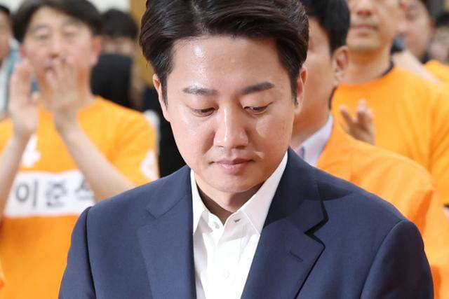 지난달 3일 이준석 당시 개혁신당 대선 후보가 서울 여의도 국회 의원회관에 마련된 제21대 대통령선거 개표상황실을 방문해 고개를 숙이고 있다. 뉴시스