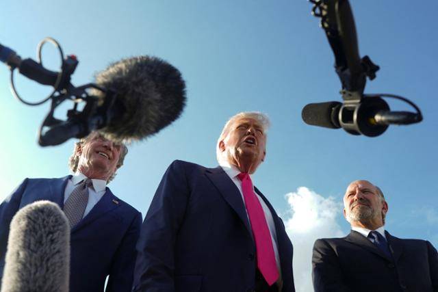 15일 메릴랜드주 앤드루스 공군 기지에서 도널드 트럼프 미국 대통령(가운데)이 취재진의 질문에 답하고 있다. 메릴랜드=로이터 연합뉴스