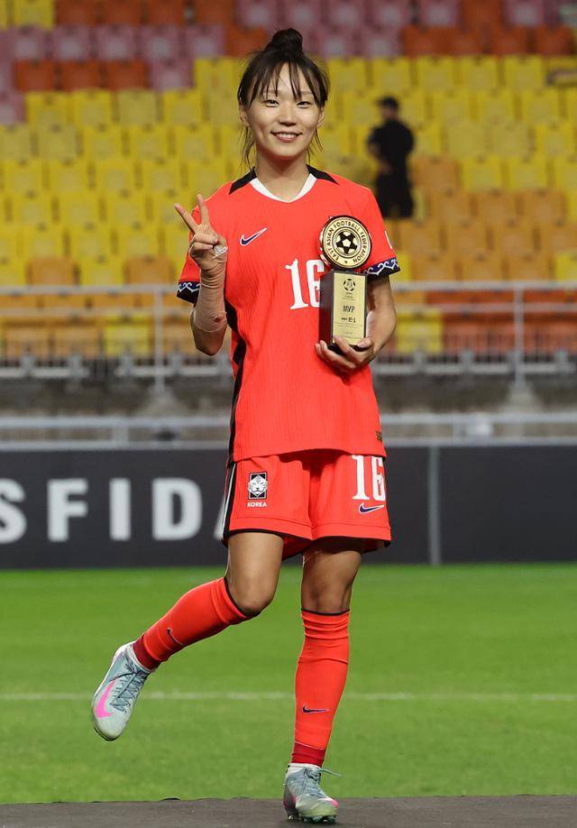 동아시안컵 최종전에서 대만 골망을 흔든 장슬기가 대회 최우수선수에 뽑힌 후 트로피를 들고 포즈를 취하고 있다. 연합뉴스