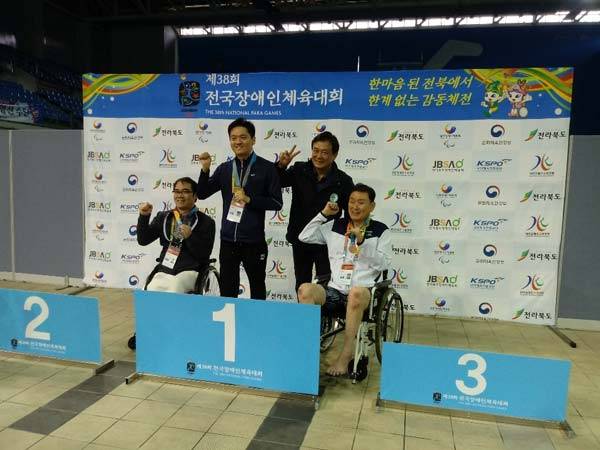 ​제 38회 전국장애인체육대회에서 메달을 딴 김재학 회장 모습./(사)한국희귀·난치성질환연합회 제공