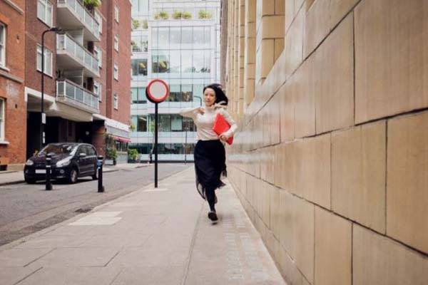 만성적인 지각이 단순한 게으름이 아니라, '시간맹(Time Blindness)'이라는 인지적 건강 문제 때문일 수 있다는 전문가들의 의견이 나왔다./사진=클립아트코리아