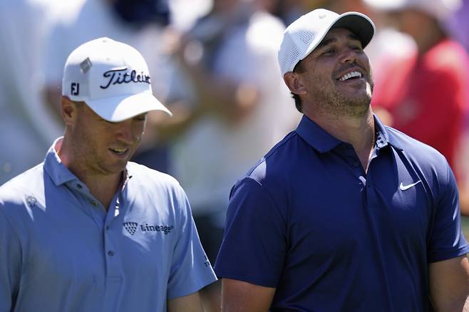 <yonhap photo-1486=""> Brooks Koepka laughs while talking with Justin Thomas, left, on the 15th fairway during a practice round at the Masters golf tournament, Tuesday, April 8, 2025, in Augusta, Ga. (AP Photo/Matt Slocum)/2025-04-09 04:50:28/ <저작권자 ⓒ 1980-2025 ㈜연합뉴스. 무단 전재 재배포 금지, AI 학습 및 활용 금지></yonhap>