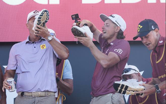 <yonhap photo-1240=""> epa10799198 Golfers Matt Jones (L) and Cameron Smith (C), both of Australia, drink beer and champagne out of their shoes while celebrating their team win at the LIV Golf tournament at Trump National Golf Club Bedminster in Bedminster, New Jersey, USA, 13 August 2023. Smith also won the individual competition in the tournament. EPA/JUSTIN LANE/2023-08-14 07:59:22/ <저작권자 ⓒ 1980-2023 ㈜연합뉴스. 무단 전재 재배포 금지.></yonhap>