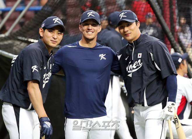 2023 월드베이스볼클래식(WBC)에 출전하는 대한민국 야구대표팀 이정후, 에드먼, 김하성이 2일 오후 서울 구로구 고척스카이돔에서 타격연습을 하다가 취재진을 바라보고 있다. 고척=김민규 기자 mgkim1@edaily.co.kr
