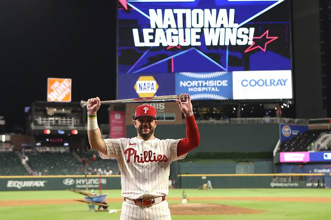 <yonhap photo-2896=""> Jul 15, 2025; Cumberland, Georgia, USA; National League designated hitter Kyle Schwarber (12) of the Philadelphia Phillies celebrates after defeating the American League in the 2025 MLB All Star Game at Truist Park. Mandatory Credit: Brett Davis-Imagn Images/2025-07-16 13:14:05/ <저작권자 ⓒ 1980-2025 ㈜연합뉴스. 무단 전재 재배포 금지, AI 학습 및 활용 금지></yonhap>