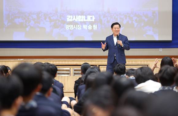 박승원 시장이 지난 15일 하안북중학교에서 '2025년찾아가는 청소년 자치분권교실' 특별강사로 나서 학생들에게 자치분권에 대해 설명하고 있다. [사진=광명시]