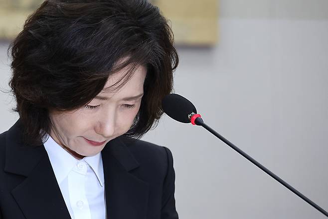 이진숙 사회부총리 겸 교육부 장관 후보자가 16일 서울 여의도 국회 교육위원회에서 열린 인사청문회에서 자녀 조기 유학 관련 질의에 답한 뒤 고개를 숙이고 있다. 2025.7.16 [사진=연합뉴스]