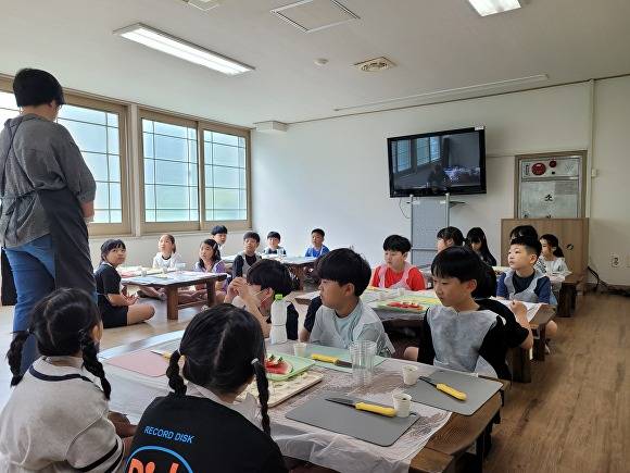 어린이 식습관 개선을 위한 어린이 요리교실이 진행되고 있다. [사진=전주대학교]
