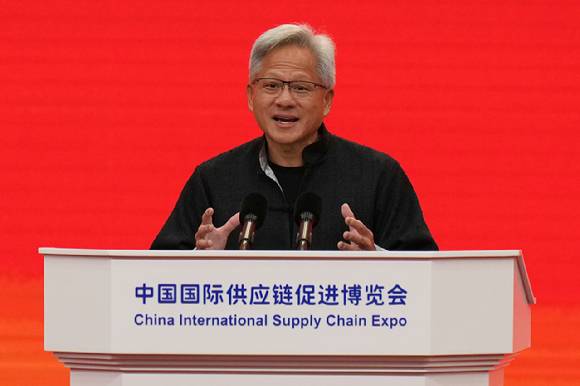 16일 중국 베이징에서 열린 제3회 중국 국제 공급망 엑스포(CISCE) 개막식에서 엔비디아 CEO 젠슨 황이 무대에 올라 연설하고 있다. [사진=로이터 연합뉴스]