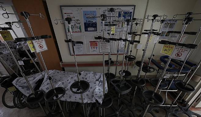 28일 대구 중구 경북대학교병원의 한 병동이 폐쇄된 가운데 의료 기구들이 멈춰서 있다. 2024.05.28 [사진=연합뉴스]