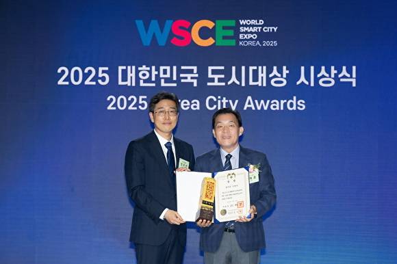 이재준 수원시장이 ‘2025년 대한민국 도시대상’ 시상식에서 대통령상을 받고 있다. [사진=수원특례시]