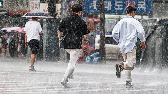 지난 8일 오후 서울 종로구 종각역 인근에 강한 비가 쏟아지면서 시 민들이 발걸음을 재촉하고 있다. 뉴스1