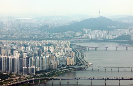 서울 송파구 롯데월드타워 전망대 서울스카이에서 바라본 서울 시내 아파트 단지 모습. 연합뉴스