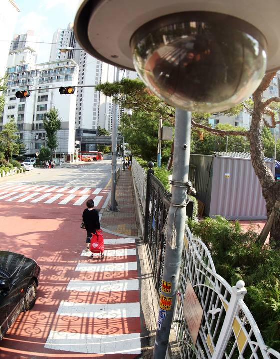 서울의 한 초등학교 후문에 CCTV가 설치돼있다. 중앙포토